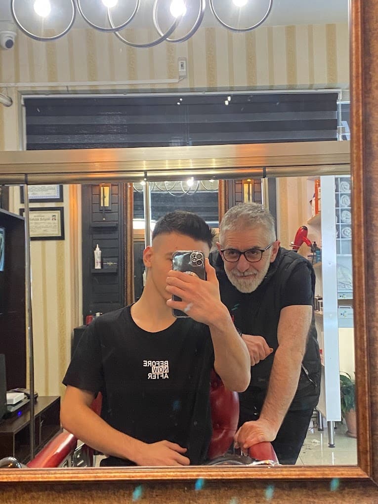 Sedat Sevgin Saç Tasarım Merkezi - Ayna önü müşteri fotoğrafı